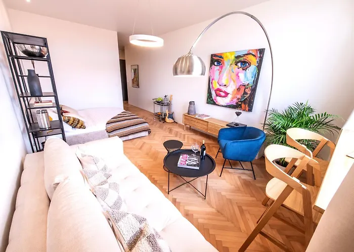 Sunny & Quiet Studio In Peaceful Hood,Metro Access