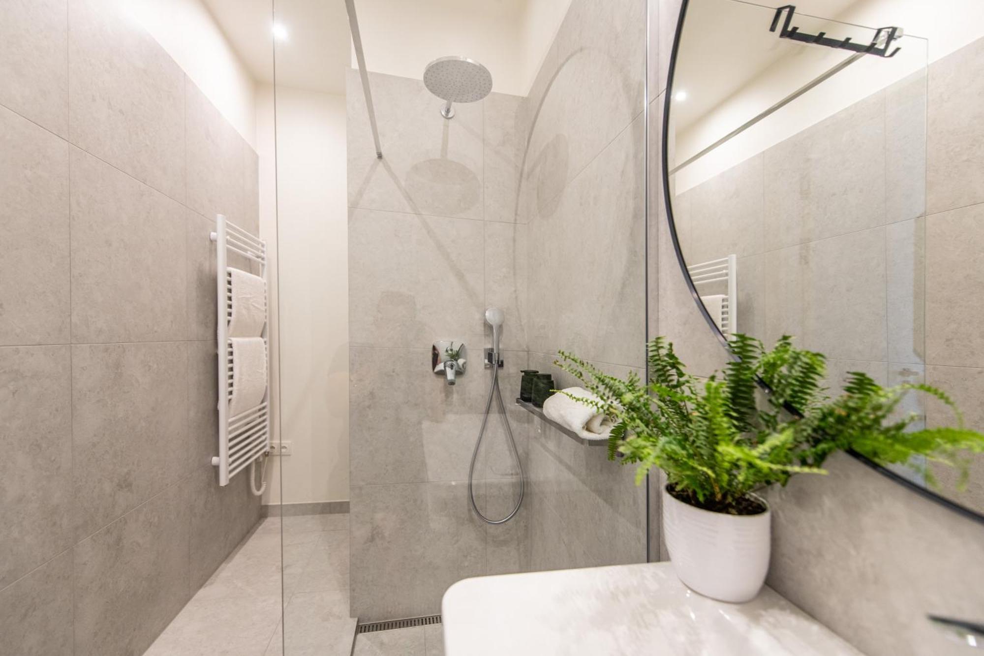 Sunny & Quiet In Peaceful Hood,metro Access Apartment *